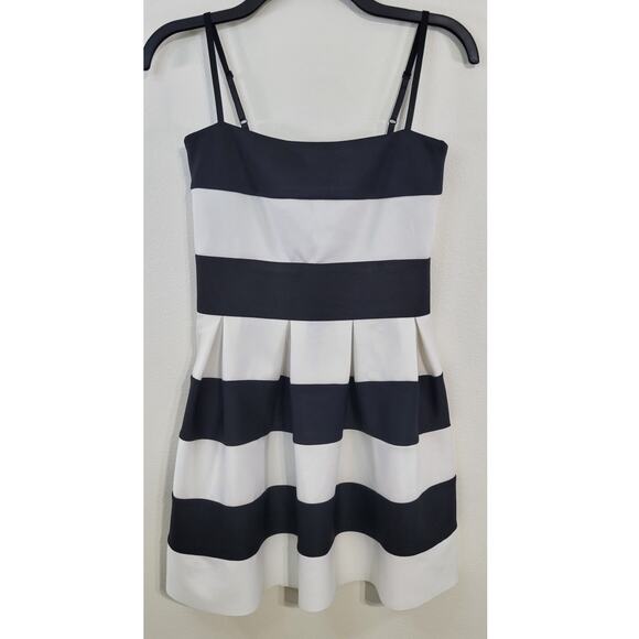 RInaScimento Dress Womens Medium Pleated Black & White Mini Basic Sleek Sexy - Picture 1 of 9